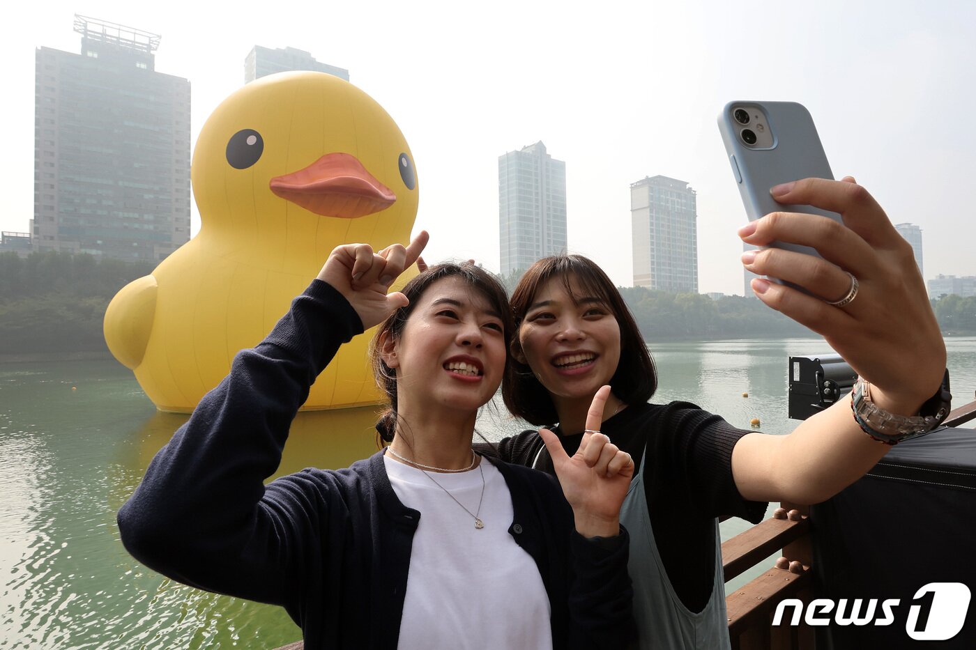 본문 이미지 - 29일 서울 송파구 석촌호수에서 시민들이 대형 고무 오리 '러버덕(Rubber Duck)'을 배경으로 기념사진을 찍고 있다. 2022.9.29/뉴스1 ⓒ News1 이동해 기자