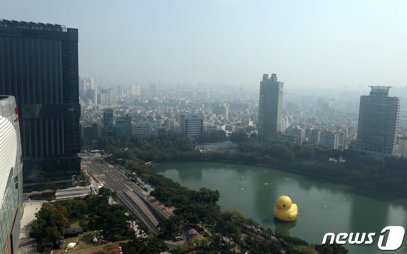 본문 이미지 - 29일 서울 송파구 석촌호수에 대형 고무 오리 '러버덕(Rubber Duck)'이 떠 있다. 2022.9.29/뉴스1 ⓒ News1 이동해 기자