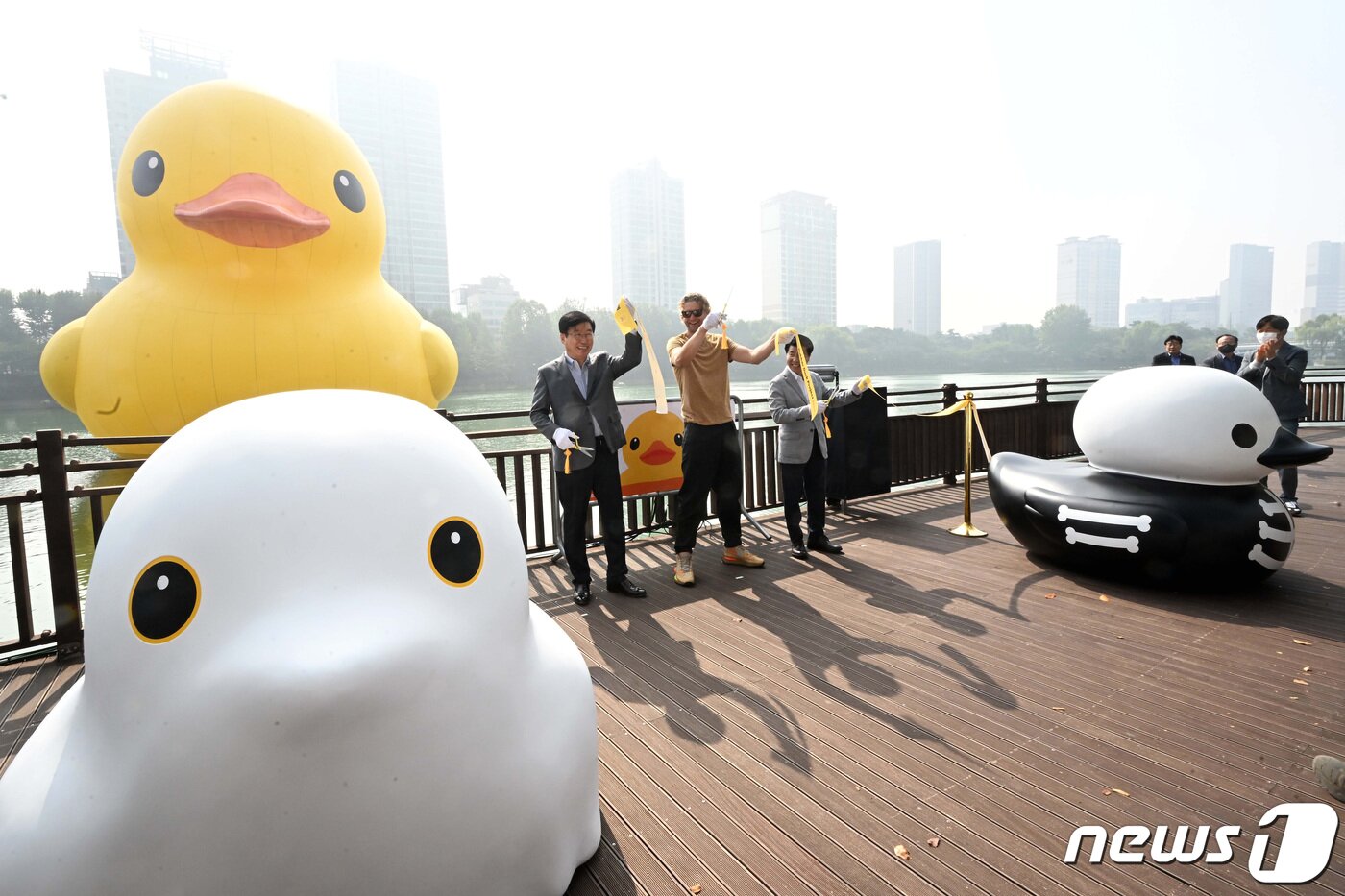 본문 이미지 - 29일 서울 송파구 석촌호수 동호에서 열린 '러버덕 프로젝트 서울 2022'에서 류재돈 롯데물산 대표이사(왼쪽부터)와 플로렌타인 호프만 작가, 서강석 송파구청장이 테이프 커팅식을 하고 있다. (공동취재) 2022.9.29/뉴스1 ⓒ News1 이동해 기자