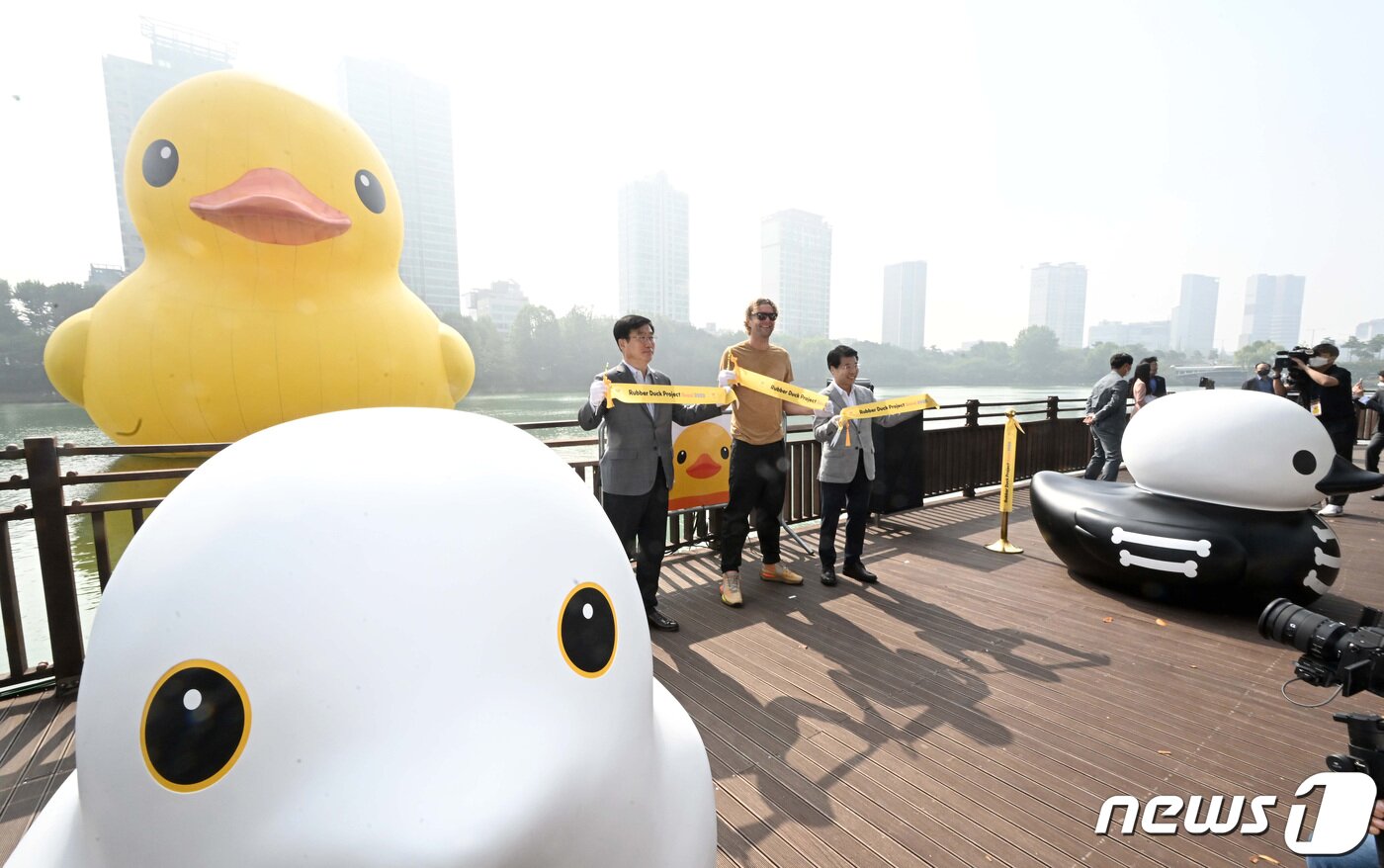 본문 이미지 - 29일 서울 송파구 석촌호수 동호에서 열린 '러버덕 프로젝트 서울 2022'에서 류재돈 롯데물산 대표이사(왼쪽부터)와 플로렌타인 호프만 작가, 서강석 송파구청장이 테이프 커팅식을 하고 있다. (공동취재) 2022.9.29/뉴스1 ⓒ News1 이동해 기자