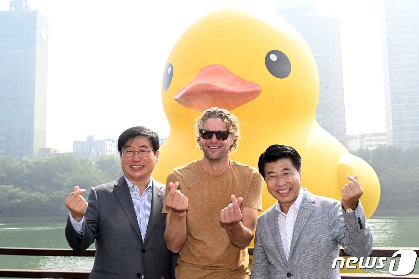 본문 이미지 - 29일 서울 송파구 석촌호수 동호에서 열린 '러버덕 프로젝트 서울 2022'에서 류재돈 롯데물산 대표이사(왼쪽부터)와 플로렌타인 호프만 작가, 서강석 송파구청장이 높이 18m 대형 러버덕을 배경으로 기념 촬영을 하고 있다. (공동취재) 2022.9.29/뉴스1 ⓒ News1 이동해 기자