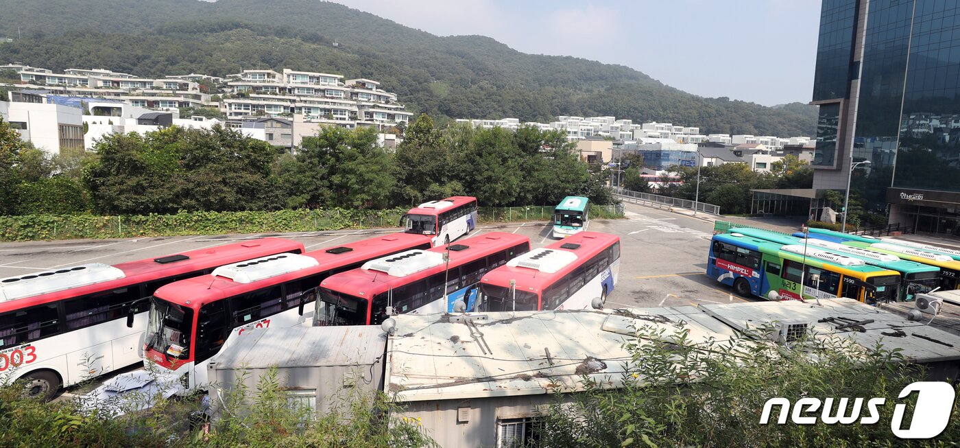본문 이미지 - 경기도 버스노동조합 총파업을 하루 앞둔 29일 경기 성남시의 한 버스차고지에 버스가 정차돼 있다. 2022.9.29/뉴스1 ⓒ News1 황기선 기자