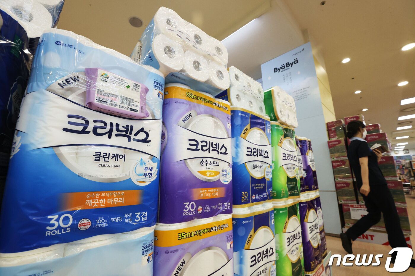 본문 이미지 - 서울의 한 대형마트에 진열된 유한킴벌리 크리넥스 화장지. 2022.9.29/뉴스1 ⓒ News1 이광호 기자