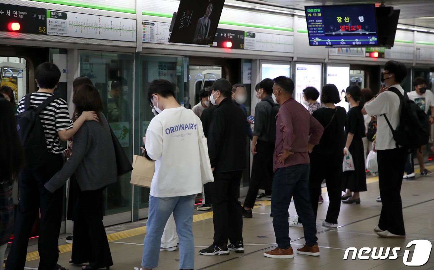 부산 부산진구 2호선 서면역 승강장이 승객들로 북적이고 있다. 2022.9.29/뉴스1 ⓒ News1 