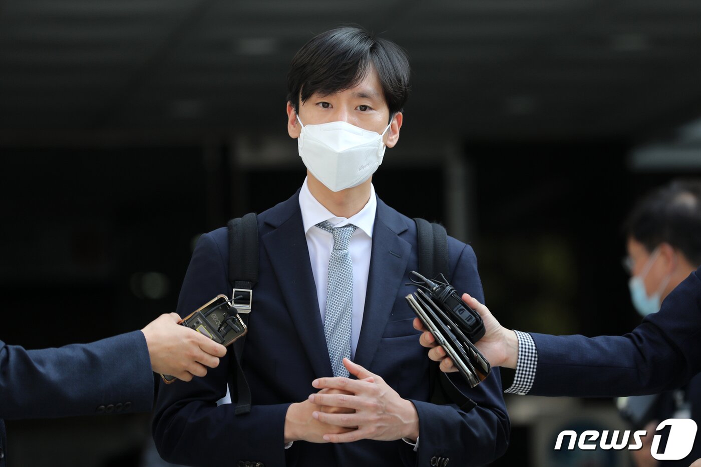 본문 이미지 - 박재욱 타다 운영사 VCNC 대표가 29일 오후 서울 서초구 중앙지방법원에서 &#39;타다 불법 논란&#39; 관련 여객자동차운수사업위반 선고공판에서 무죄 선고에 대한 입장을 밝히고 있다. 서울중앙지방법원은 이날 여객자동차운수사업법위반 혐의로 기소된 이재웅 전 쏘카 대표, 박재욱 쏘카 및 브이씨앤씨&#40;VCNC&#41; 대표, 쏘카와 VCNC 법인에 모두 무죄를 선고했다. 2022.9.29/뉴스1 ⓒ News1 이승배 기자