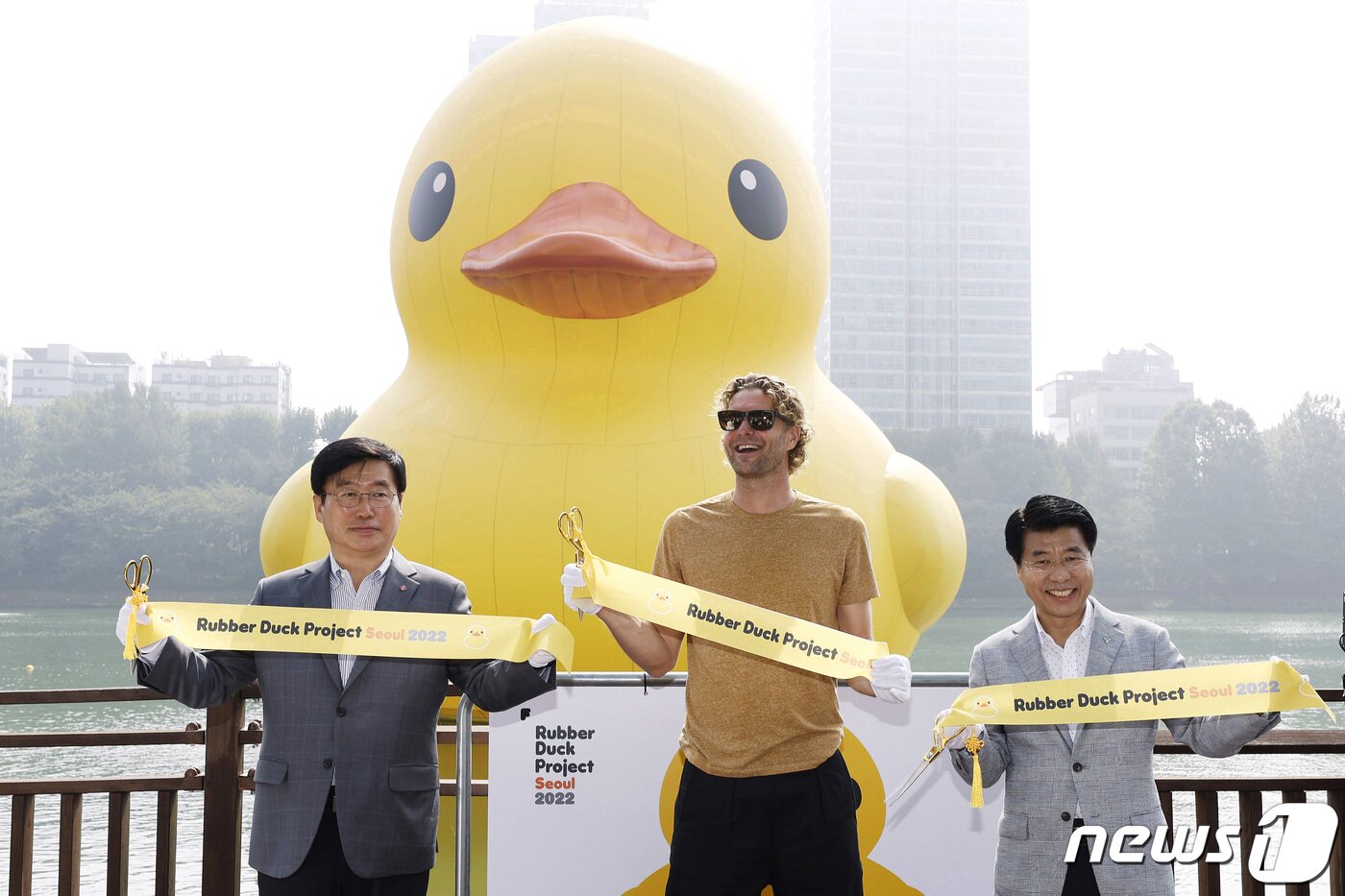 본문 이미지 - 29일 서울 송파구 석촌호수 동호에서 열린 '러버덕 프로젝트 서울 2022'에서 류재돈 롯데물산 대표이사(왼쪽부터)와 플로렌타인 호프만 작가, 서강석 송파구청장이 테이프 커팅식을 하고 있다. (공동취재) 2022.9.29/뉴스1