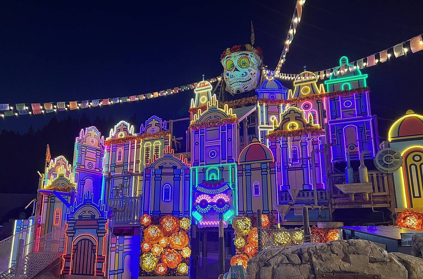 본문 이미지 - 마르카리베에선 멕시코 가을 축제를 모티브로 독특한 파사드를 선보인다(에버랜드 제공)