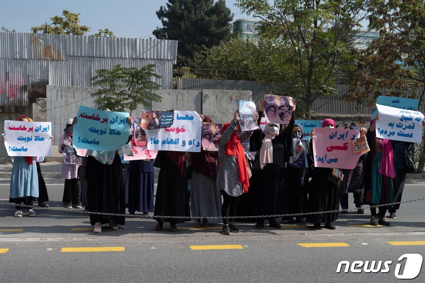 본문 이미지 - 지난해 9월 아프가니스탄 카불 이란 대사관 앞에서 현지 여성들이 이란 내 반&#40;反&#41;정부 시위에 연대 의사를 보내고 있다. 이에 지난해부터 아프간을 장악한 탈레반 무장 세력은 시위대를 해산할 목적으로 위협사격을 가했다. 2022.09.29. ⓒ AFP=뉴스1 ⓒ News1 김성식 기자