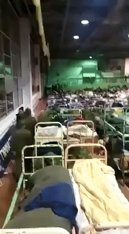 본문 이미지 - 전쟁에 동원된 러시아 병사들의 단체 숙소. (트위터)