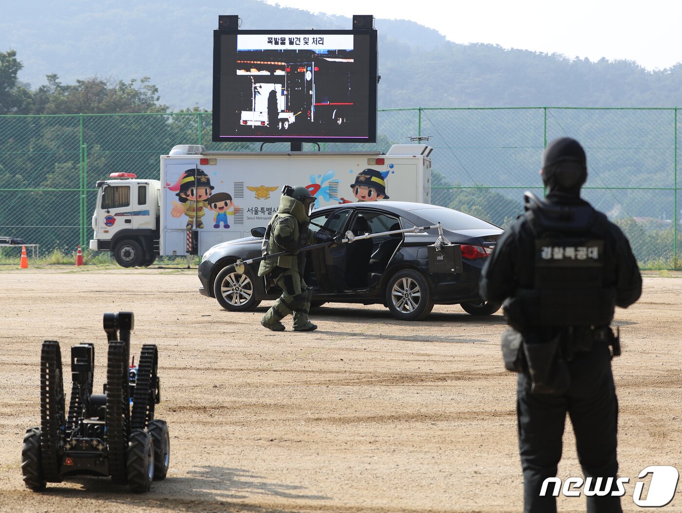 본문 이미지 - 29일 오후 서울 서초구 경찰특공대에서 드론이 폭발물을 탑재한 상황을 가정한 대테러 관계기관 합동 훈련이 진행되고 있다.  2022.9.29/뉴스1 ⓒ News1 신웅수 기자
