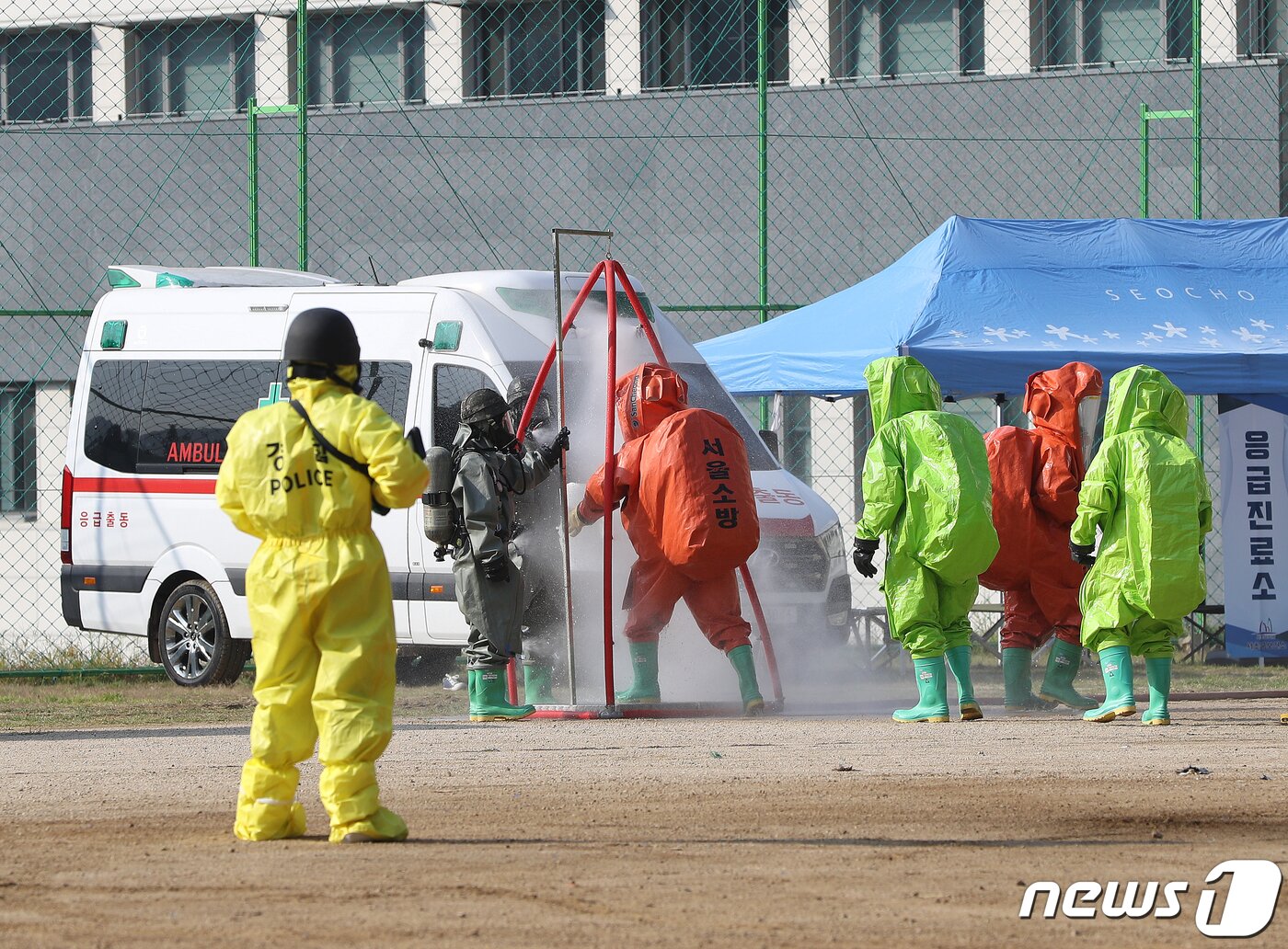 본문 이미지 - 29일 오후 서울 서초구 경찰특공대에서 드론이 폭발물을 탑재한 상황을 가정한 대테러 관계기관 합동 훈련이 진행되고 있다. 2022.9.29/뉴스1 ⓒ News1 신웅수 기자