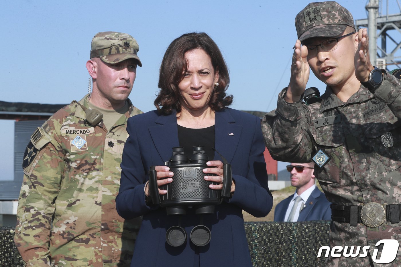 본문 이미지 - 카멀라 해리스 미국 부통령이 29일 오후 경기 파주시 오울렛OP에서 북한 지역을 바라보고 있다. 2022.9.29/뉴스1 ⓒ News1 사진공동취재단