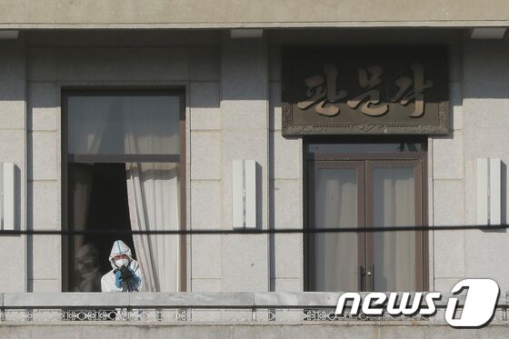 29일 오후 판문각에서 방호복을 입은 북한 군인들이 판문점을 찾은 카멀라 해리스 미국 부통령을 바라보고 있다. 2022.9.29/뉴스1 © News1 사진공동취재단