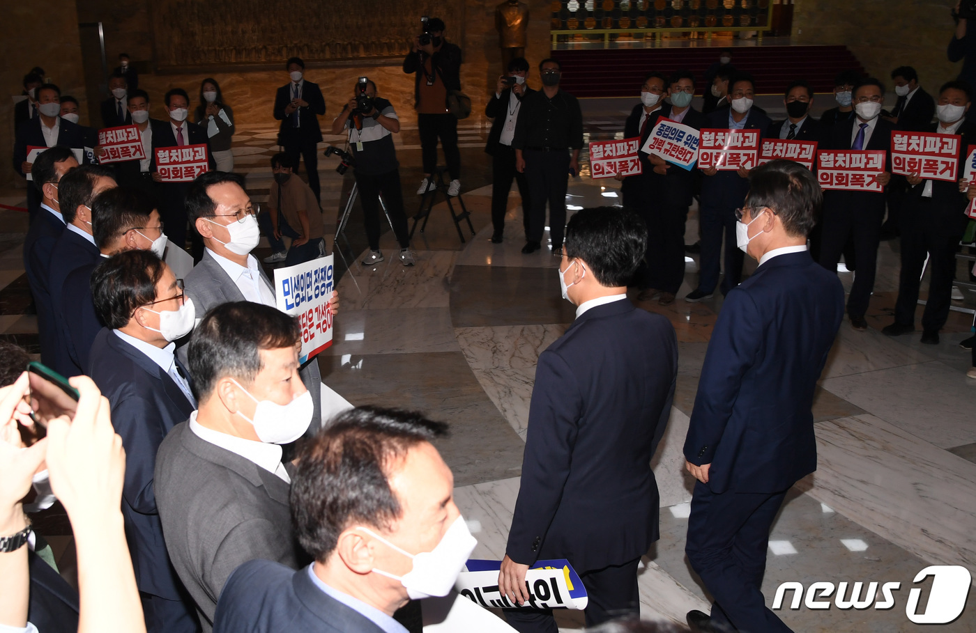 (서울=뉴스1) 이재명 기자 = 국민의힘 의원들이 29일 오후 서울 여의도 국회 로텐더홀에서 제400회 국회(정기회) 제9차 본회의 속개를 앞두고 박진 외교부 장관 해임건의안 상정 …