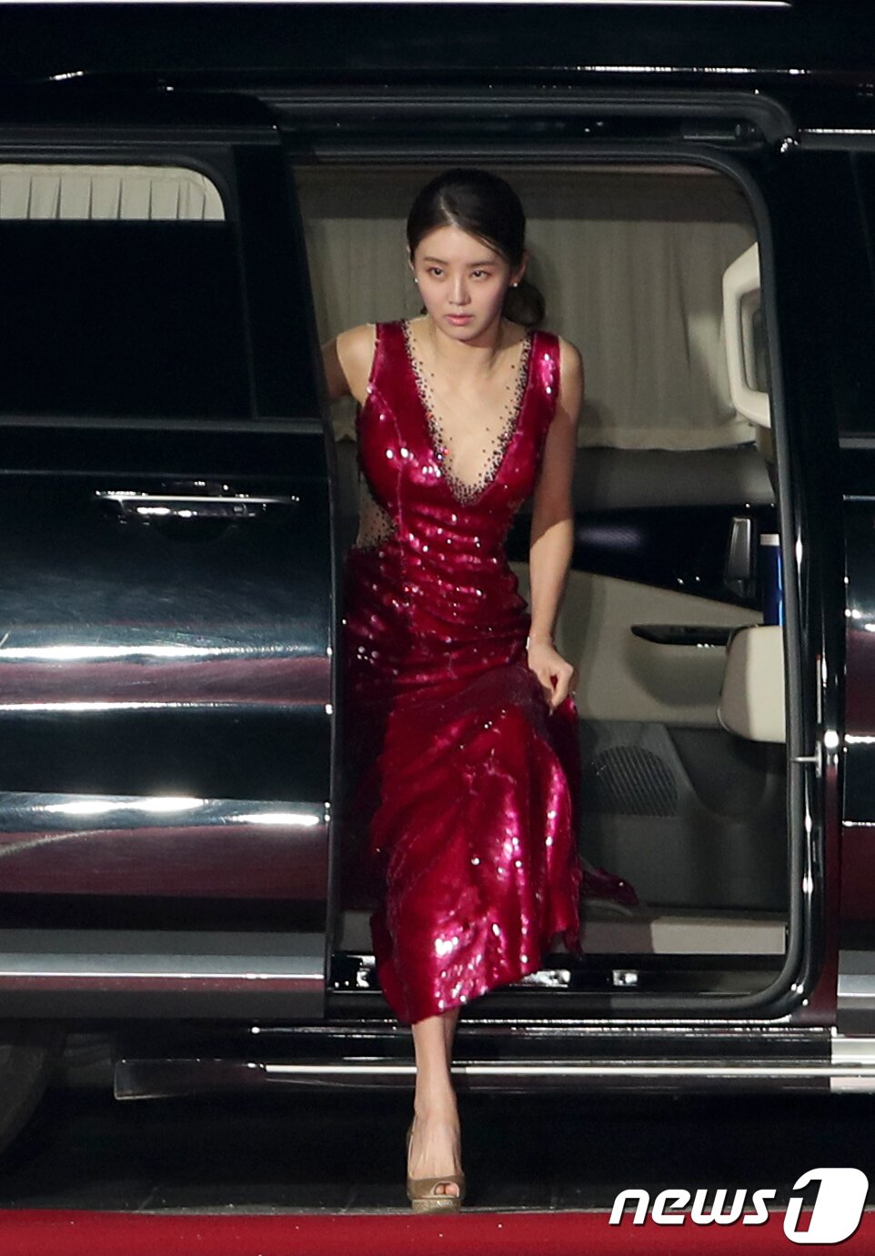 본문 이미지 - 배우 이가령이 29일 오후 경기도 고양시 일산 킨텍스에서 열린 ‘2022 APAN STAR AWARDS’에 참석하기 위해 차에서 내리고 있다. ⓒ News1 권현진 기자