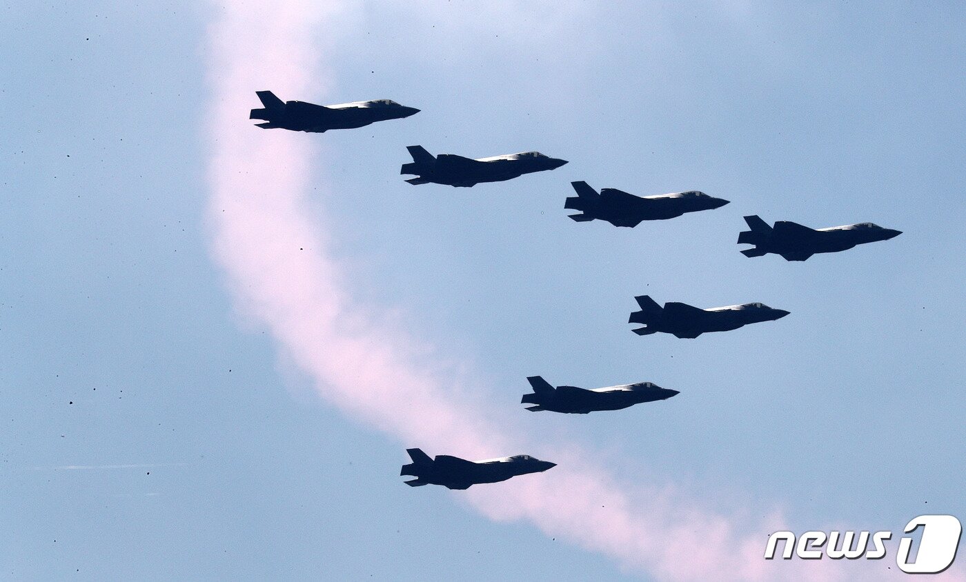 본문 이미지 - 충남 계룡시 계룡대에서 열린 제74주년 국군의날 미디어데이 행사에서 F-35A 편대가 기동시범을 보이고 있다. 2022.10.1/뉴스1 ⓒ News1 박세연 기자