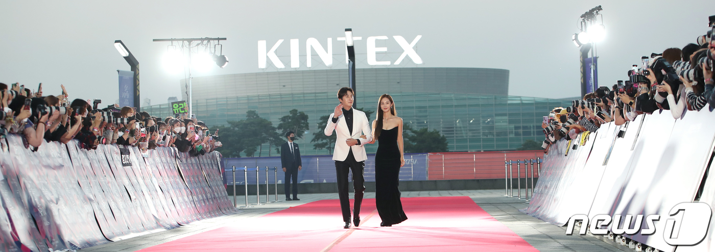 (고양=뉴스1) 권현진 기자 = 배우 정일우, 유리(오른쪽)가 29일 오후 경기도 고양시 일산 킨텍스에서 열린 ‘2022 APAN STAR AWARDS’에서 레드카펫을 밟고 있다. …