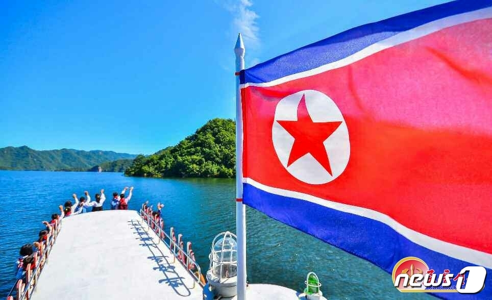 (평양 노동신문=뉴스1) = 북한 노동당 기관지 노동신문은 3일 '공화국기'를 부각하며 '애국심'과 수령에 대한 '충성심'을 강조했다. 신문은 "국기에 대한 관점과 태도는 조국을 …