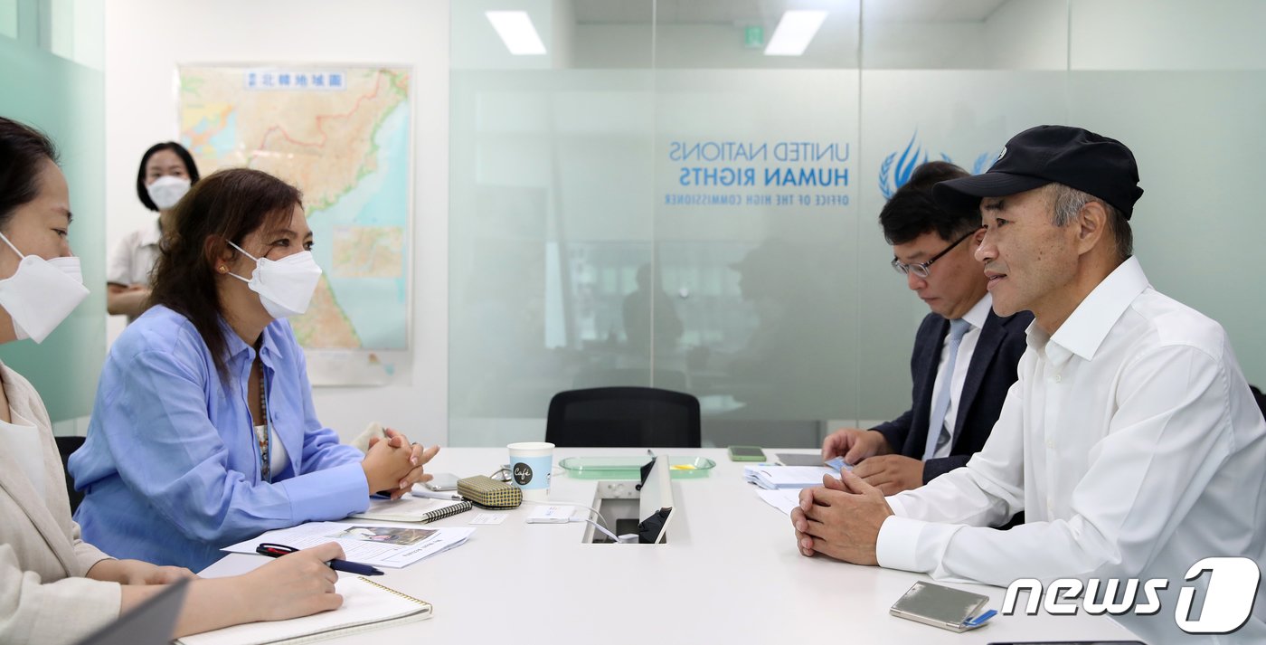 본문 이미지 - 북한군에 사살된 해양수산부 공무원 고&#40;故&#41; 이대준 씨의 친형 이래진 씨&#40;오른쪽&#41;가 3일 오전 서울 종로구 유엔인권사무소에서 엘리자베스 살몬 신임 유엔 북한인권특별보고관&#40;왼쪽 두 번째&#41;과 대화하고 있다. 2022.9.3/뉴스1 ⓒ News1 이승배 기자