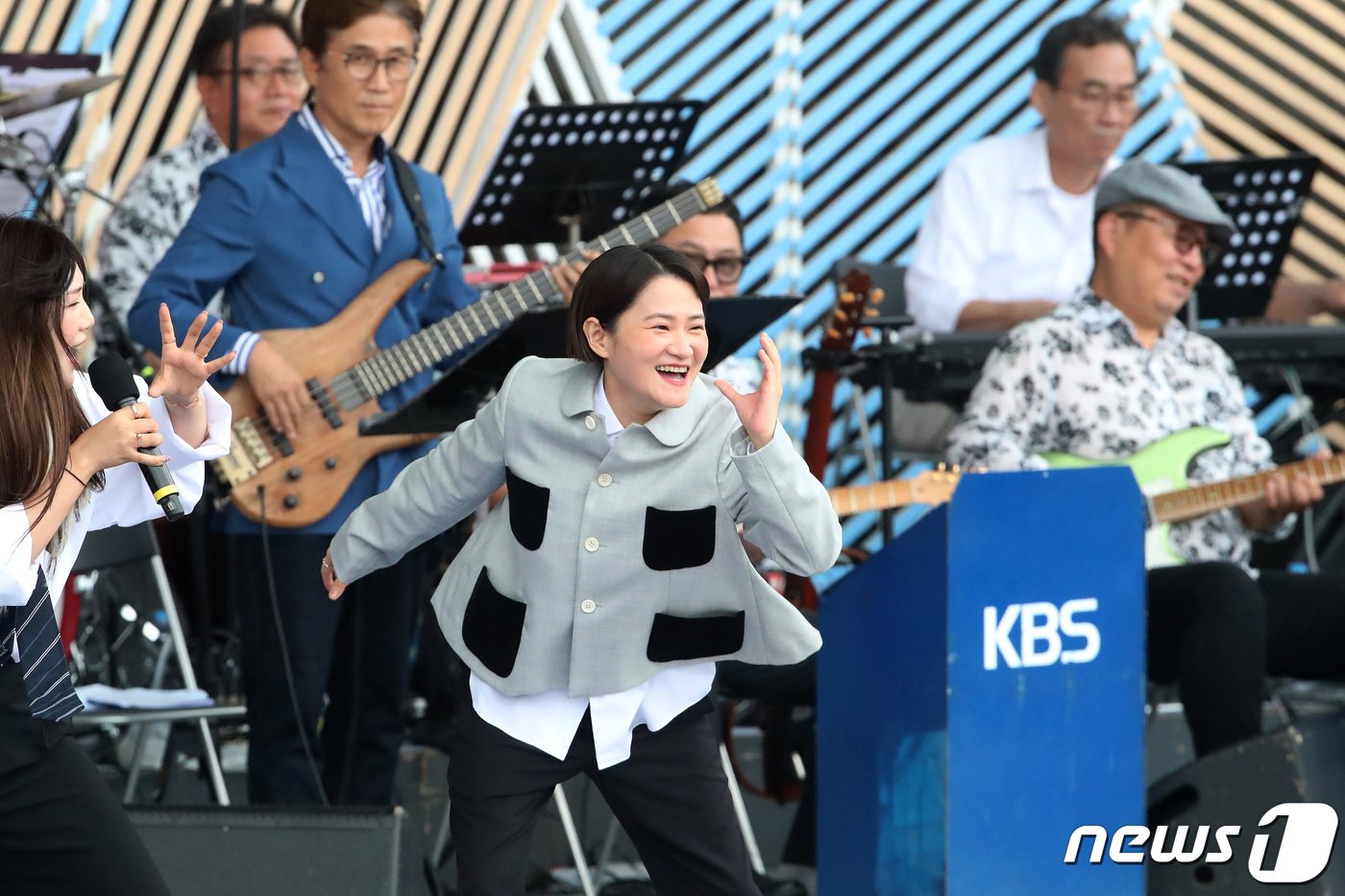 방송인 김신영이 3일 오후 대구 달서구 두류공원 코오롱야외음악당에서 열린 &#39;전국노래자랑&#39; 대구광역시 달서구 편 녹화에서 MC를 맡아 신나는 무대를 선보이고 있다. 2022.9.3/뉴스1 ⓒ News1 공정식 기자