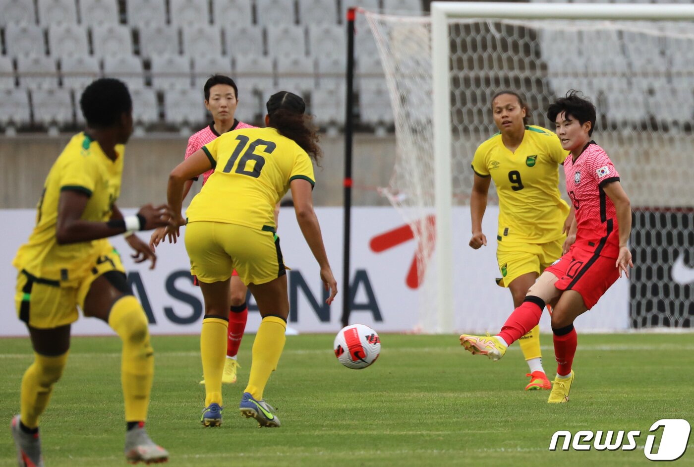 본문 이미지 - 3일 오후 경기 화성시 화성종합경기타운 주경기장에서 열린 대한민국 여자축구 대표팀 친선전 대한민국과 자메이카의 경기에서 지소연이 패스를 하고 있다. 2022.9.3/뉴스1 ⓒ News1 김영운 기자