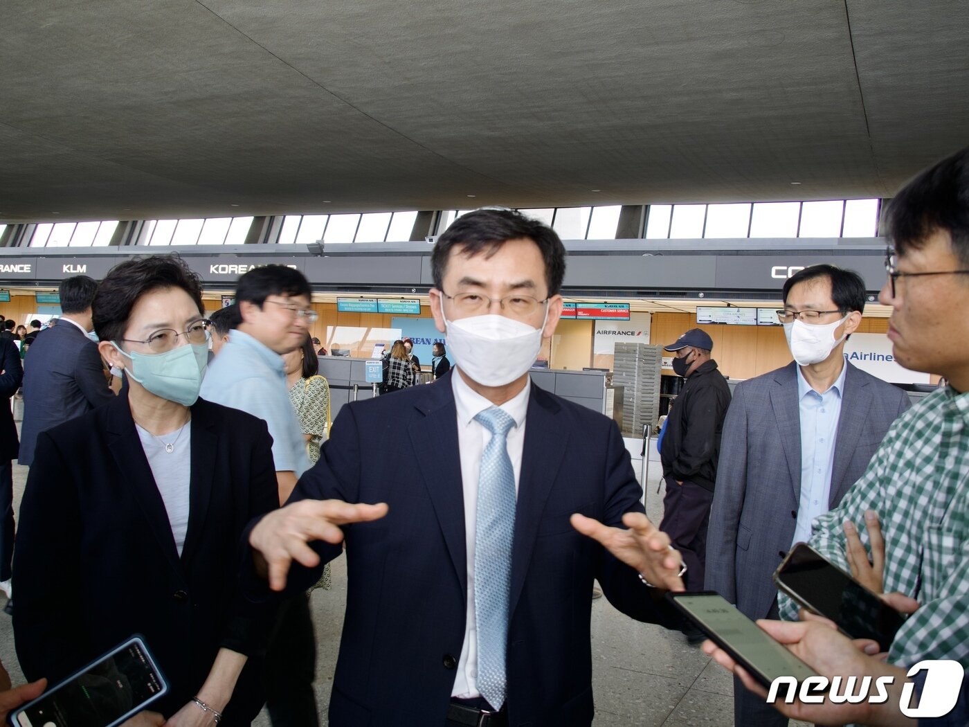 본문 이미지 - 한국산 전기차 지원 제외 문제를 협의하기 위해 미국을 방문한 한국 정부대표단의 안성일 산업통상자원부 신통상질서전략실장이 31일(현지시간) 귀국하는 길에 워싱턴DC 인근 덜레스 국제공항에서 특파원들과 만나 질문에 답하고 있다. (워싱턴특파원단 제공)