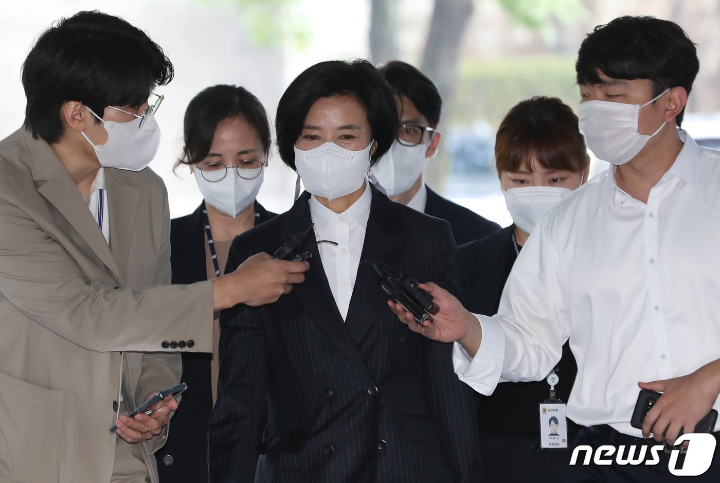 본문 이미지 - 청탁을 명목으로 10억원 가량의 금품을 수수한 의혹을 받고 있는 이정근 전 민주당 사무부총장이 30일 오전 서울 서초구 서울중앙지방법원에서 열린 영장실질심사에 출석하고 있다. 2022.9.30/뉴스1 ⓒ News1 이성철 기자