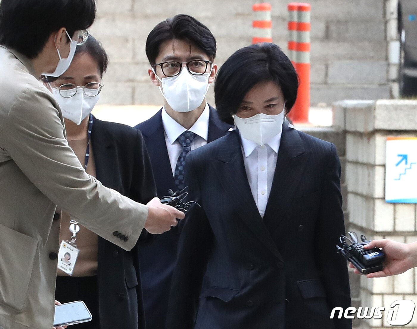 본문 이미지 - 청탁을 명목으로 10억원 가량의 금품을 수수한 의혹을 받고 있는 이정근 전 민주당 사무부총장이 30일 오전 서울 서초구 서울중앙지방법원에서 열린 영장실질심사에 출석하고 있다. 2022.9.30/뉴스1 ⓒ News1 이성철 기자