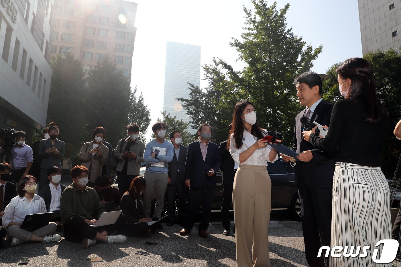 본문 이미지 - 이주호 사회부총리 겸 교육부장관 후보자가 30일 오전 서울 영등포구 여의도 한국교육시설안전원에 마련된 인사청문회 사무실로 출근, 취재진 질문에 답하고 있다. 2022.9.30/뉴스1 ⓒ News1 황기선 기자