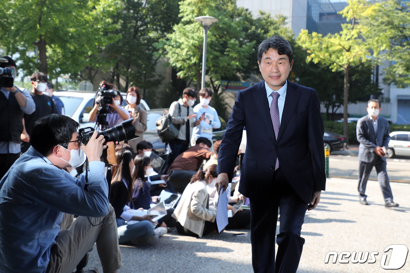 본문 이미지 - 이주호 사회부총리 겸 교육부장관 후보자가 30일 오전 서울 영등포구 여의도 한국교육시설안전원에 마련된 인사청문회 사무실로 출근하고 있다. 2022.9.30/뉴스1 ⓒ News1 황기선 기자