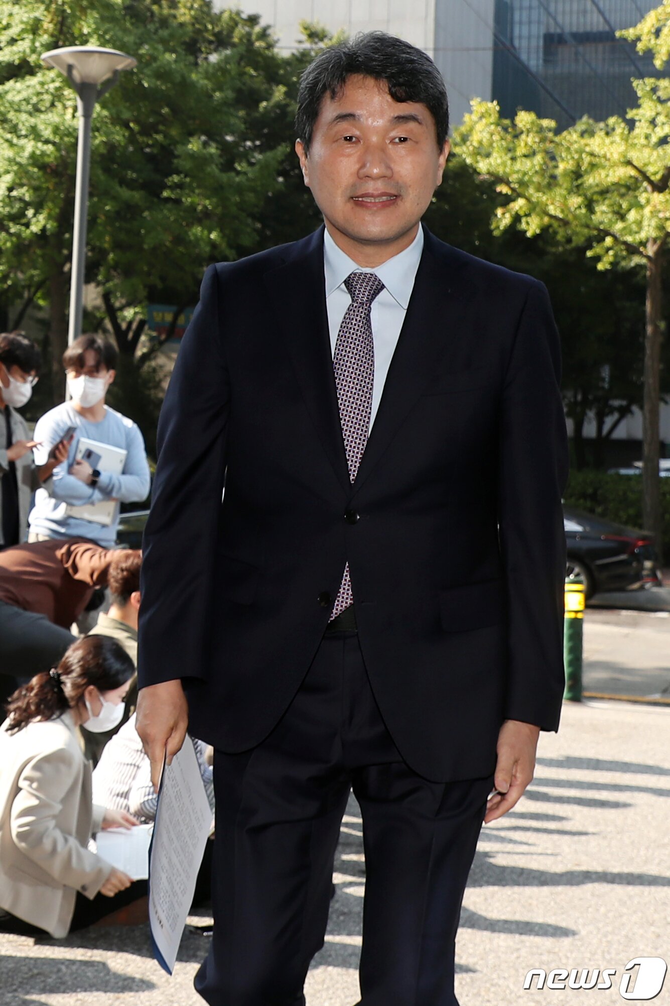 본문 이미지 - 이주호 사회부총리 겸 교육부장관 후보자가 30일 오전 서울 영등포구 여의도 한국교육시설안전원에 마련된 인사청문회 사무실로 출근하고 있다. 2022.9.30/뉴스1 ⓒ News1 황기선 기자
