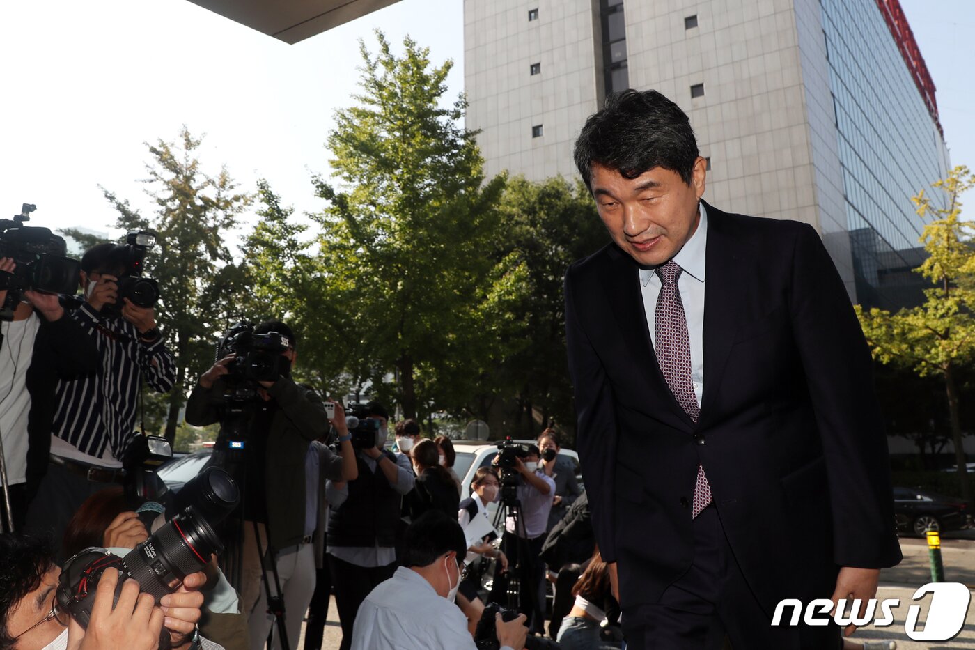 본문 이미지 - 이주호 사회부총리 겸 교육부장관 후보자가 30일 오전 서울 영등포구 여의도 한국교육시설안전원에 마련된 인사청문회 사무실로 출근, 취재진에게 인사를 하고 있다. 2022.9.30/뉴스1 ⓒ News1 황기선 기자