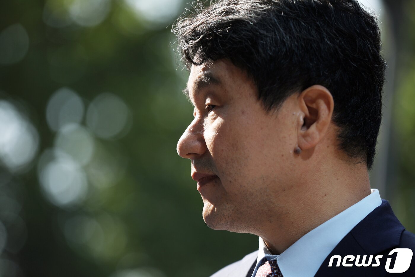 본문 이미지 - 이주호 사회부총리 겸 교육부장관 후보자가 30일 오전 서울 영등포구 여의도 한국교육시설안전원에 마련된 인사청문회 사무실로 출근, 취재진 질문을 경청하고 있다. 2022.9.30/뉴스1 ⓒ News1 황기선 기자