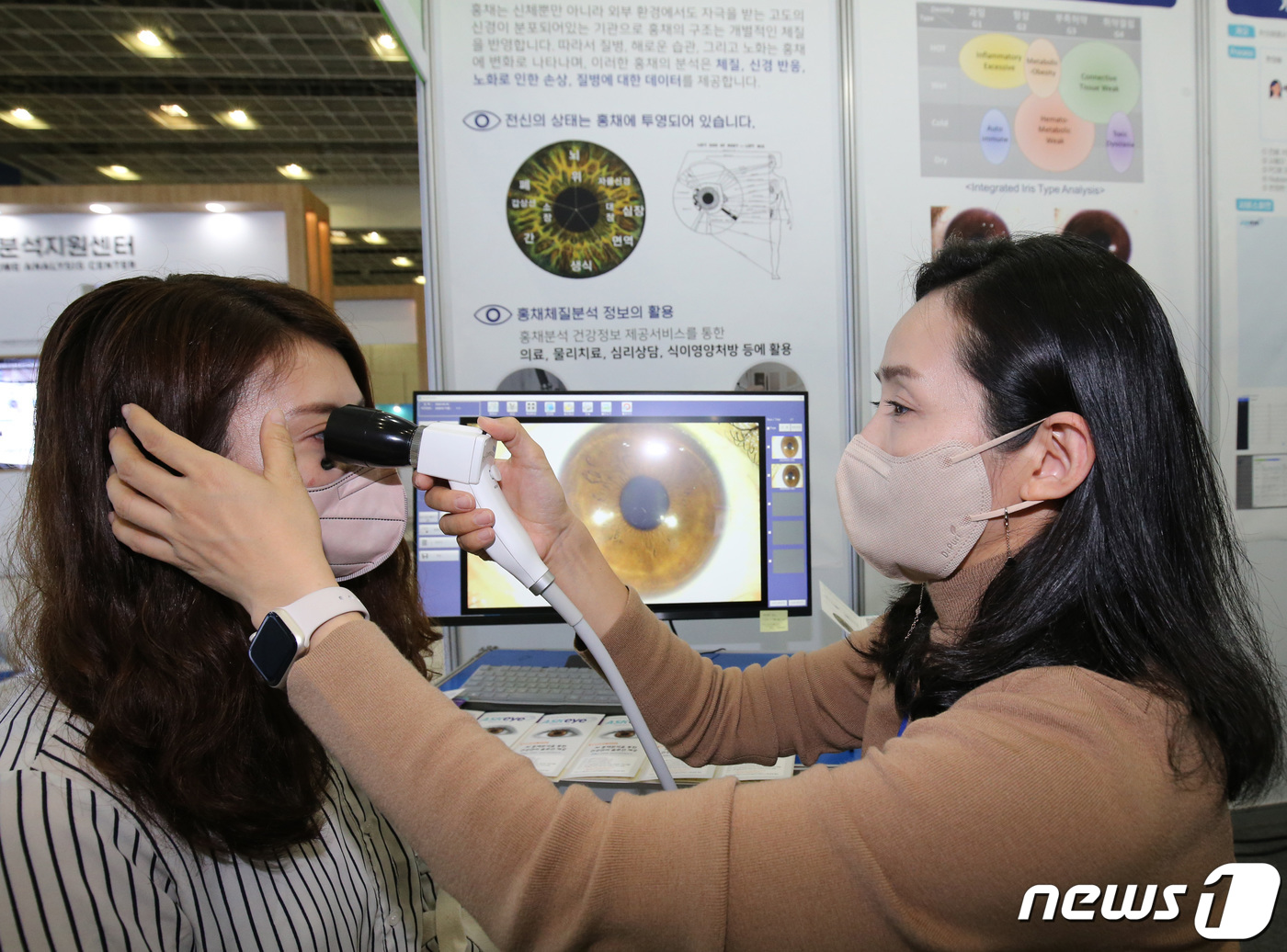 (대전=뉴스1) 김기태 기자 = 30일 오전 대전 유성구 대전컨벤션센터에서 개최된 2022바이오테크코리아에 참여한 (주)에스크아이 부스에서 시민이 홍채 검사와 AI 분석을 통한 원 …