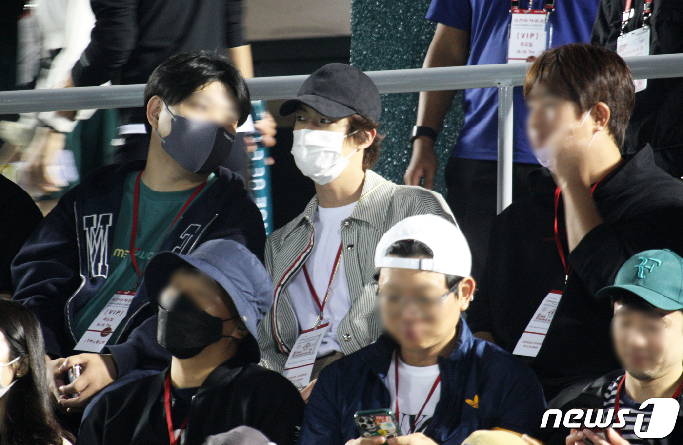 (서울=뉴스1) = 그룹 방탄소년단(BTS) 멤버 진이 29일 서울 송파구 올림픽공원 테니스코트에서 열린 2022 유진투자증권 코리아오픈 테니스대회를 찾아 경기를 관람하고 있다. …