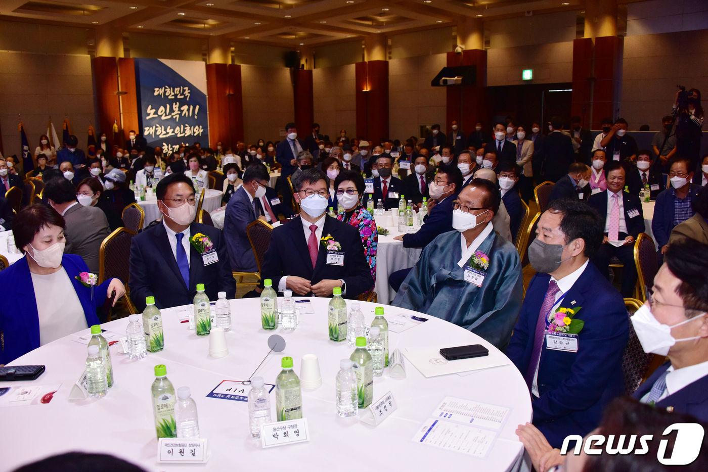 (서울=뉴스1) 국회사진취재단 = 30일 서울 용산구 백범김구기념관에서 열린 제26회 노인의날 기념식에서 국회 보건복지위원회 정춘숙 위원장과, 국민의힘 정진석 비상대책위원장, 보건 …