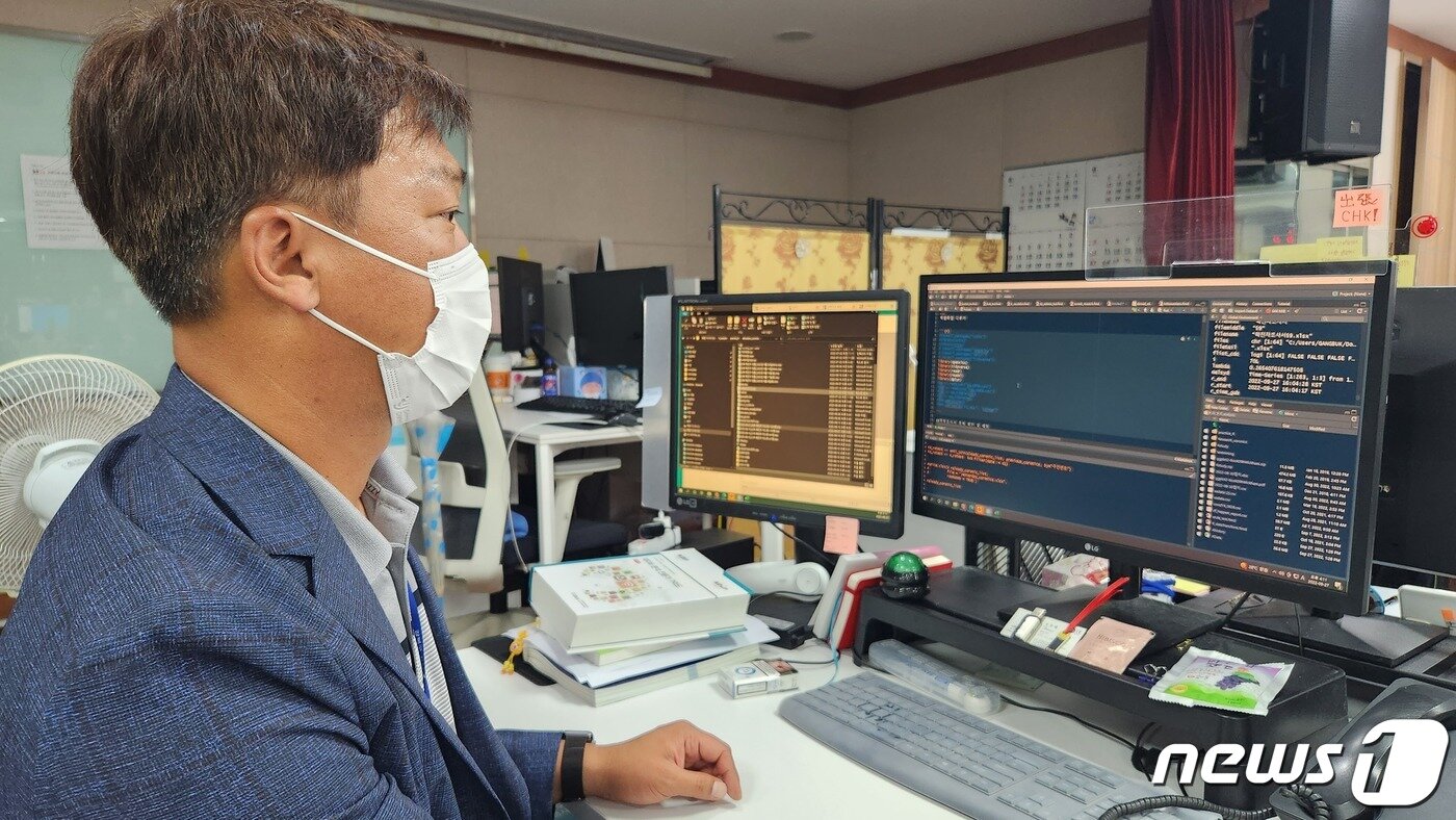 본문 이미지 - 지난달 27일 서울 강북구보건소에서 최광일 강북구보건소 주무관이 역학조사 프로그램을 구동하고 있다. 2022.9.27/뉴스1 ⓒ 뉴스1 윤다정 기자