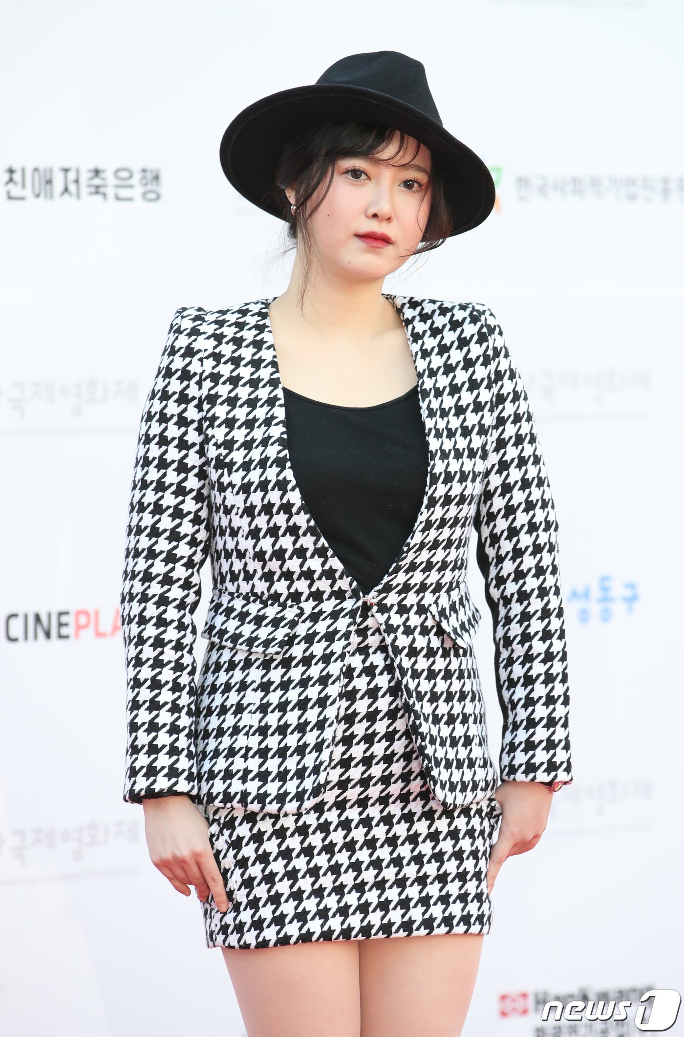 본문 이미지 - 배우 겸 감독 구혜선이 30일 서울 성동구 소월아트홀에서 열린 제27회 &#39;춘사국제영화제&#39; 레드 카펫 행사에서 매력을 발산하고 있다. ⓒ News1 권현진 기자