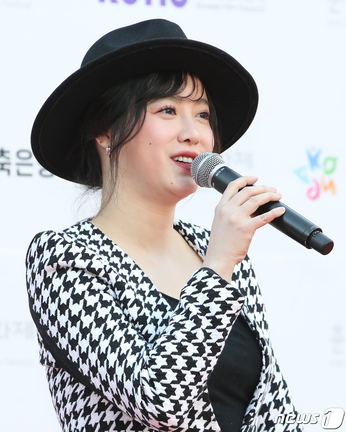 본문 이미지 - 배우 구혜선이 30일 서울 성동구 소월아트홀에서 열린 제27회 &#39;춘사국제영화제&#39; 레드 카펫 행사에서 인사말을 하고 있다.  ⓒ News1 권현진 기자