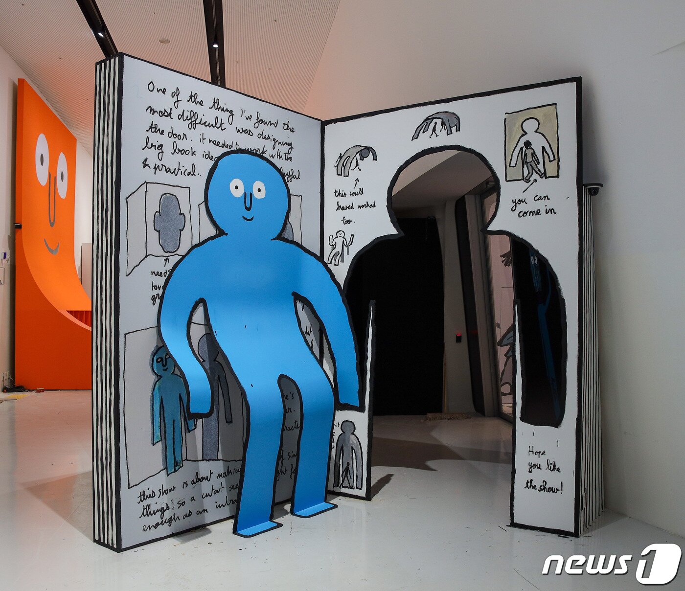 본문 이미지 - Gate Keeper_ⓒJean Jullien Studio(동대문디자인플라자 제공)