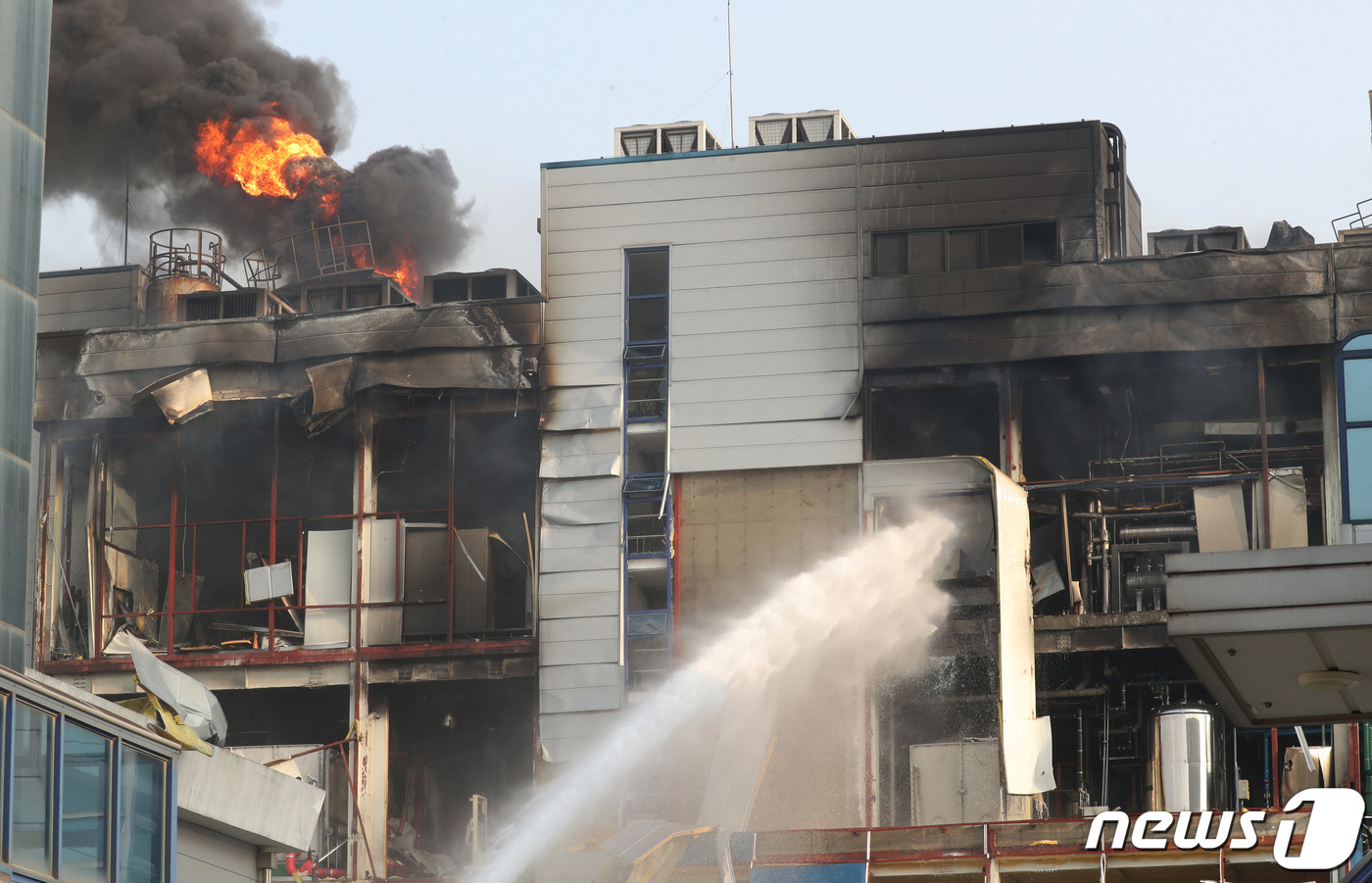 (화성=뉴스1) 김영운 기자 = 30일 오후 경기 화성시 향남읍 상신리 제약단지 내 공장에서 불이 나 소방당국이 진화 작업을 벌이고 있다. 이번 화재로 인해 사상자도 15명(사망 …