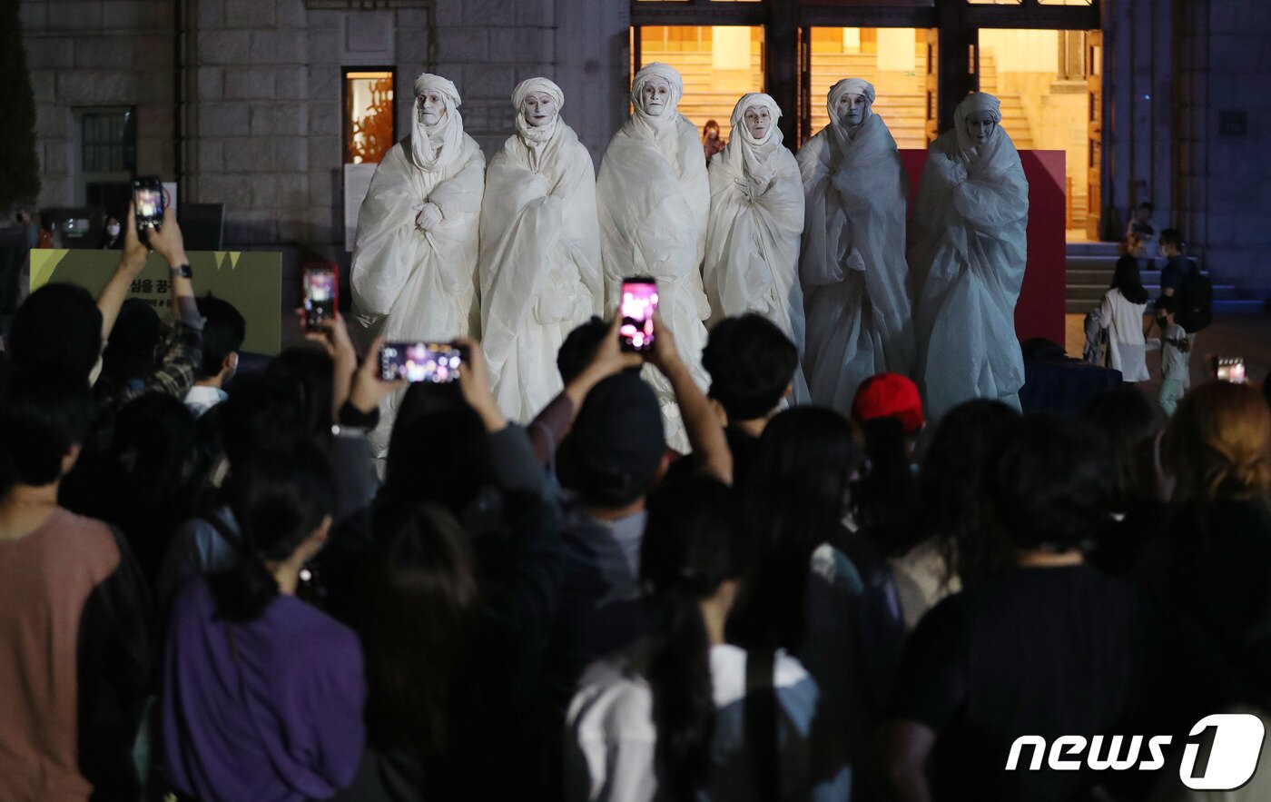 본문 이미지 - 30일 오후 서울광장에서 열린 서울거리예술축제를 찾은 시민들이 컴퍼니퀴담의 &#39;허버트의 꿈&#39; 공연을 즐기고 있다. 2022.9.30/뉴스1 ⓒ News1 박세연 기자