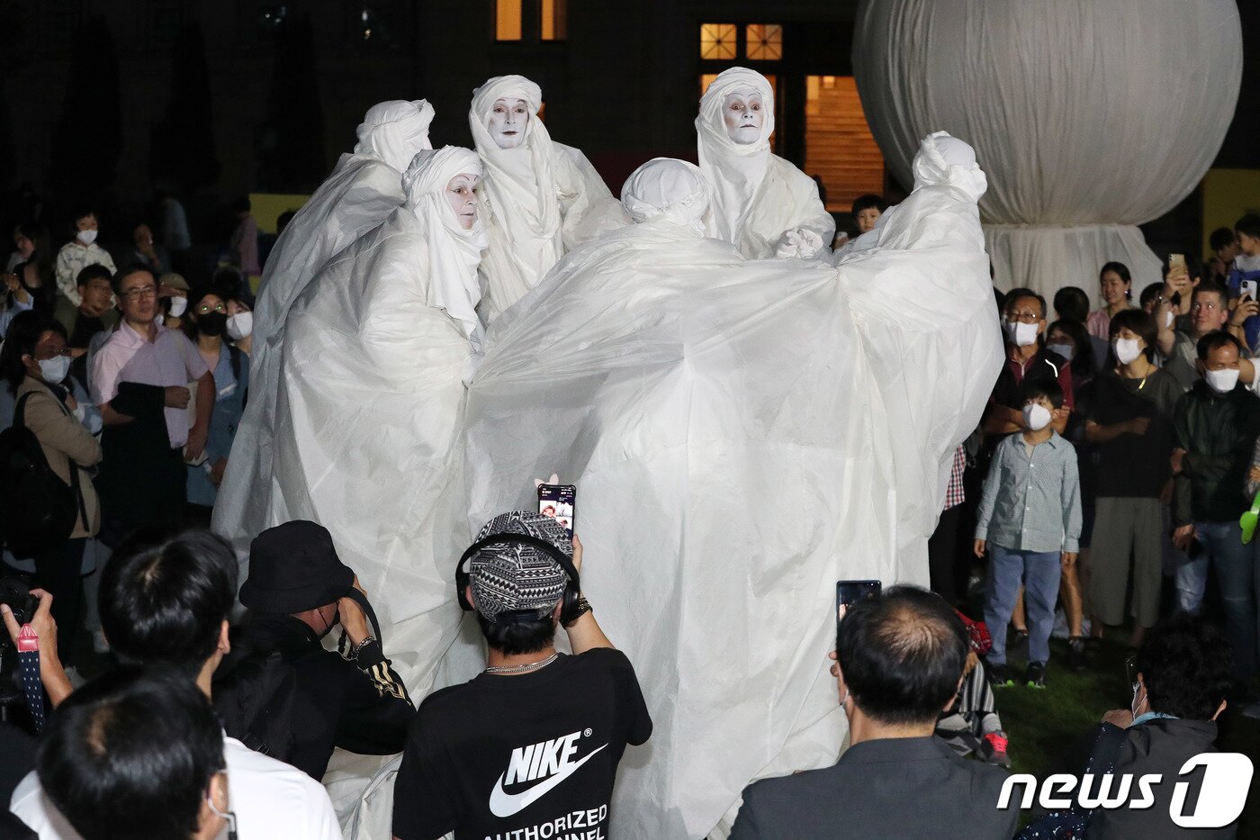 본문 이미지 - 30일 오후 서울광장에서 열린 서울거리예술축제를 찾은 시민들이 컴퍼니퀴담의 &#39;허버트의 꿈&#39; 공연을 즐기고 있다. 2022.9.30/뉴스1 ⓒ News1 박세연 기자