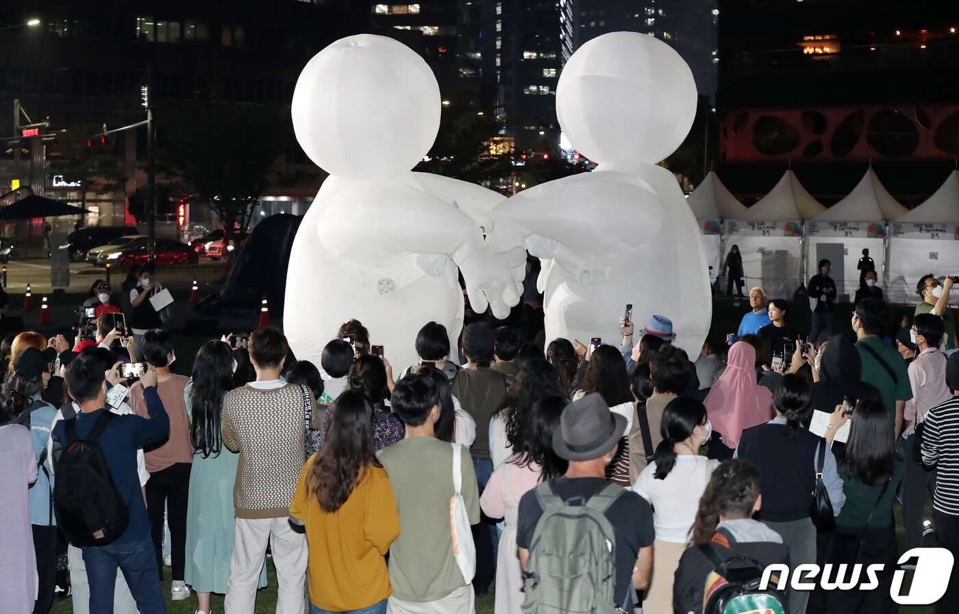 본문 이미지 - 30일 오후 서울광장에서 열린 서울거리예술축제를 찾은 시민들이 컴퍼니퀴담의 &#39;허버트의 꿈&#39; 공연을 즐기고 있다. 2022.9.30/뉴스1 ⓒ News1 박세연 기자