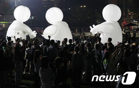 30일 오후 서울광장에서 열린 서울거리예술축제를 찾은 시민들이 컴퍼니퀴담의 '허버트의 꿈' 공연을 즐기고 있다. 2022.9.30/뉴스1 © News1 박세연 기자