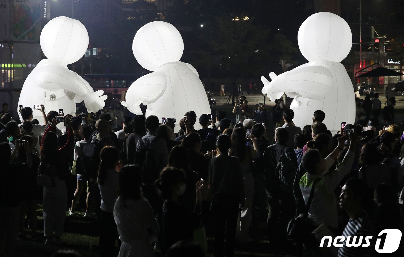 본문 이미지 - 30일 오후 서울광장에서 열린 서울거리예술축제를 찾은 시민들이 컴퍼니퀴담의 &#39;허버트의 꿈&#39; 공연을 즐기고 있다. 2022.9.30/뉴스1 ⓒ News1 박세연 기자