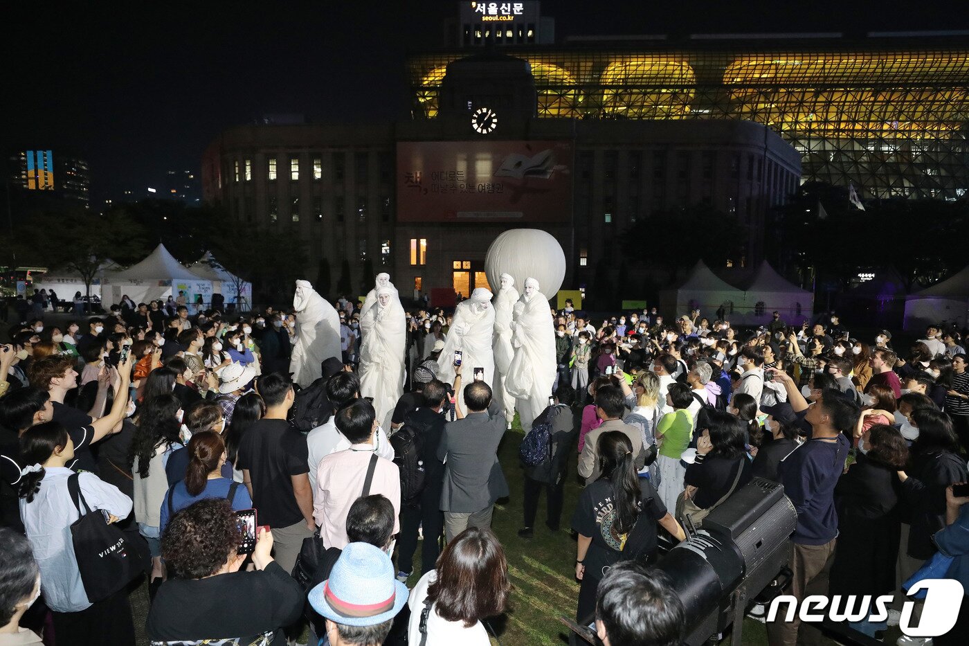 본문 이미지 - 30일 오후 서울광장에서 열린 서울거리예술축제를 찾은 시민들이 컴퍼니퀴담의 &#39;허버트의 꿈&#39; 공연을 즐기고 있다. 2022.9.30/뉴스1 ⓒ News1 박세연 기자