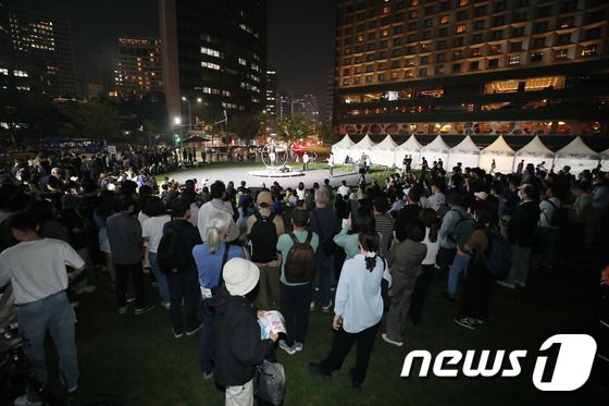 30일 오후 서울광장에서 열린 서울거리예술축제를 찾은 시민들이 공연창작집단 사람의 공연을 즐기고 있다. 2022.9.30/뉴스1 © News1 박세연 기자