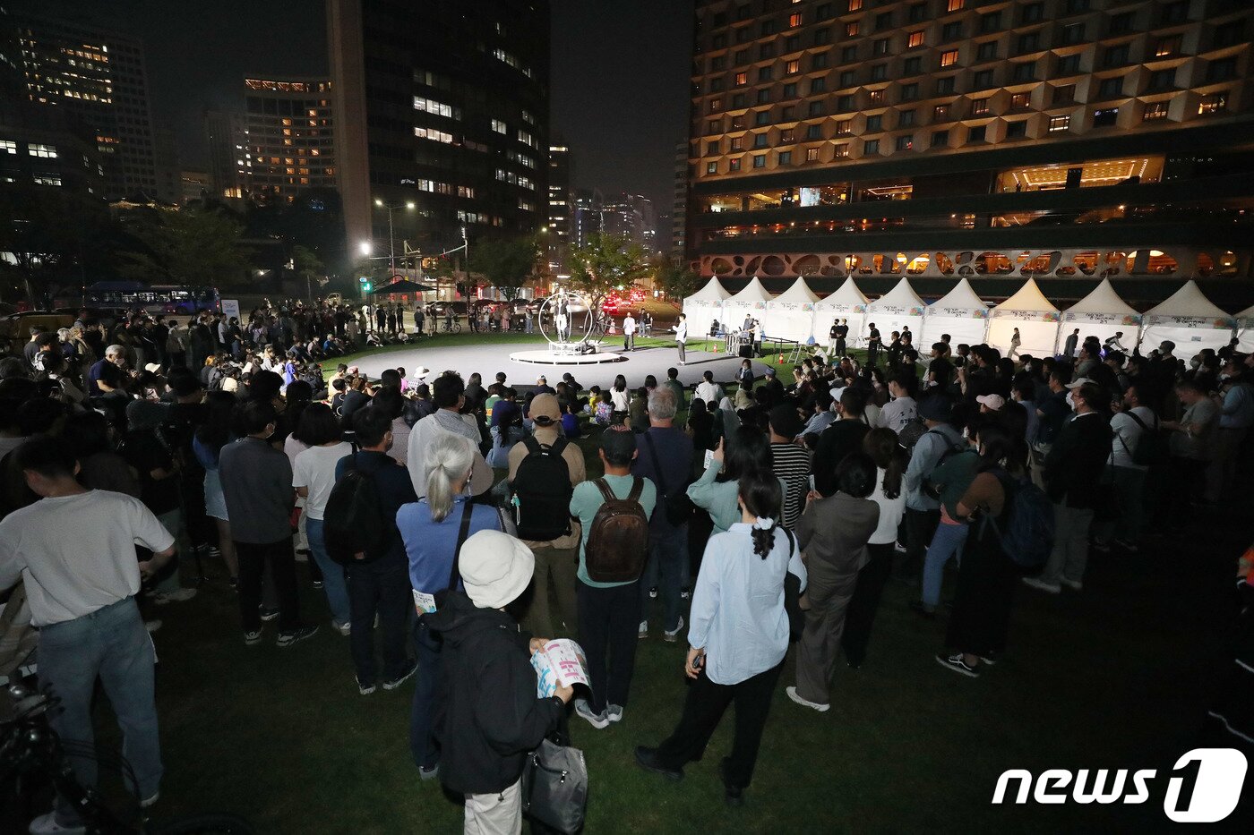 본문 이미지 - 30일 오후 서울광장에서 열린 서울거리예술축제를 찾은 시민들이 공연창작집단 사람의 공연을 즐기고 있다. 2022.9.30/뉴스1 ⓒ News1 박세연 기자