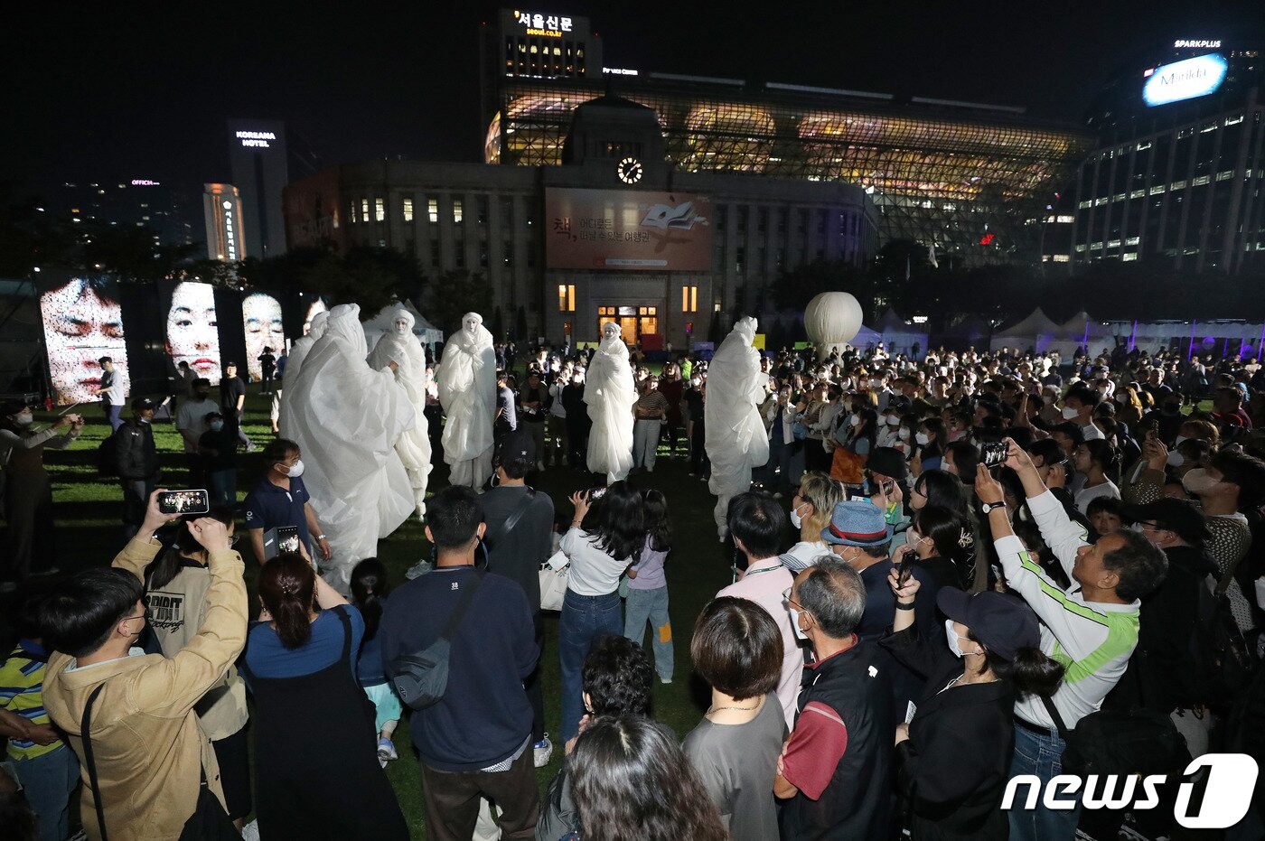 본문 이미지 - 30일 오후 서울광장에서 열린 서울거리예술축제를 찾은 시민들이 컴퍼니퀴담의 &#39;허버트의 꿈&#39; 공연을 즐기고 있다. 2022.9.30/뉴스1 ⓒ News1 박세연 기자